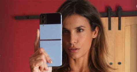 elisabetta canalis capezzoli|Grelmoss esce il capezzolo di una tetta nel video della sua canzone